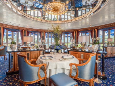 V hotelu se nachází restaurace Le Pavillon, kde kraluje šéfkuchař Martin Herrmann. Jeho kulinářské umění oceněné dvěma michelinskými hvězdami je jedním z důvodů, proč se sem hosté rádi vracejí.