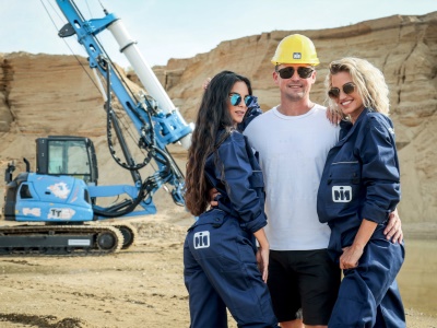 Holky a mašiny. Intermarket ve spojení s Playboyem.