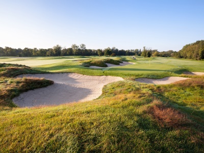 Nedaleko se rozkládá hned dvanáct golfových hřišť. Nejpůsobivější je Kempferhof od architekta Roberta von Hagge, které patří mezi nejhezčí v Evropě.