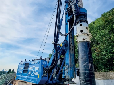 Zakousne se a nepustí.