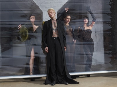 Yzomandias ve společnosti tří Playmates – Denisy Gudelj, Marie Langerové a Sandry Taškovičové.