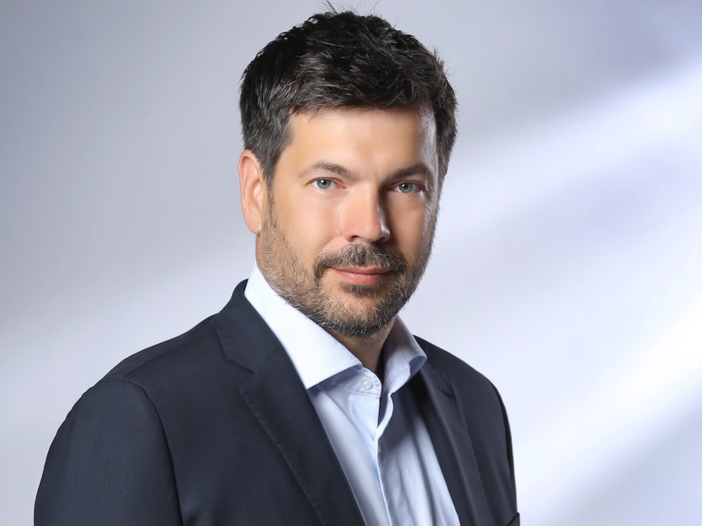 Jaroslav Schönfeld působí na katedře strategie Podnikohospodářské fakulty Vysoké školy ekonomické v Praze. Specializuje se na problematiku transformace, restrukturalizace a sanace podnikatelských subjektů, manažerské finance, oceňování podniku a insolvenční procesy.