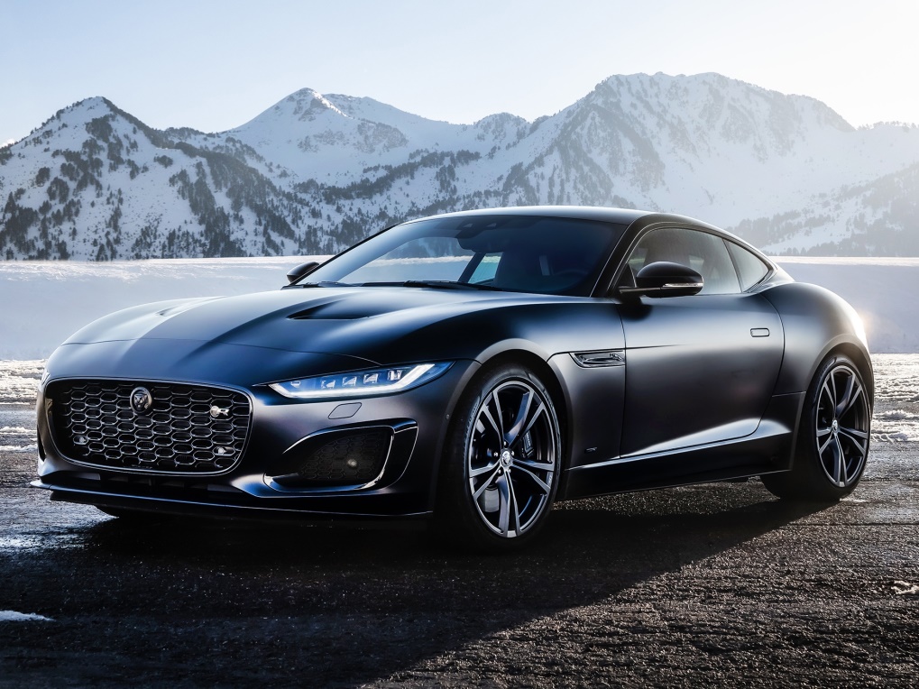 Jaguar F-type Coupé P450 RWD potvrzuje pravidlo, že čistý design bez zbytečných příkras postupem času zraje a stárne jen velmi pomalu.