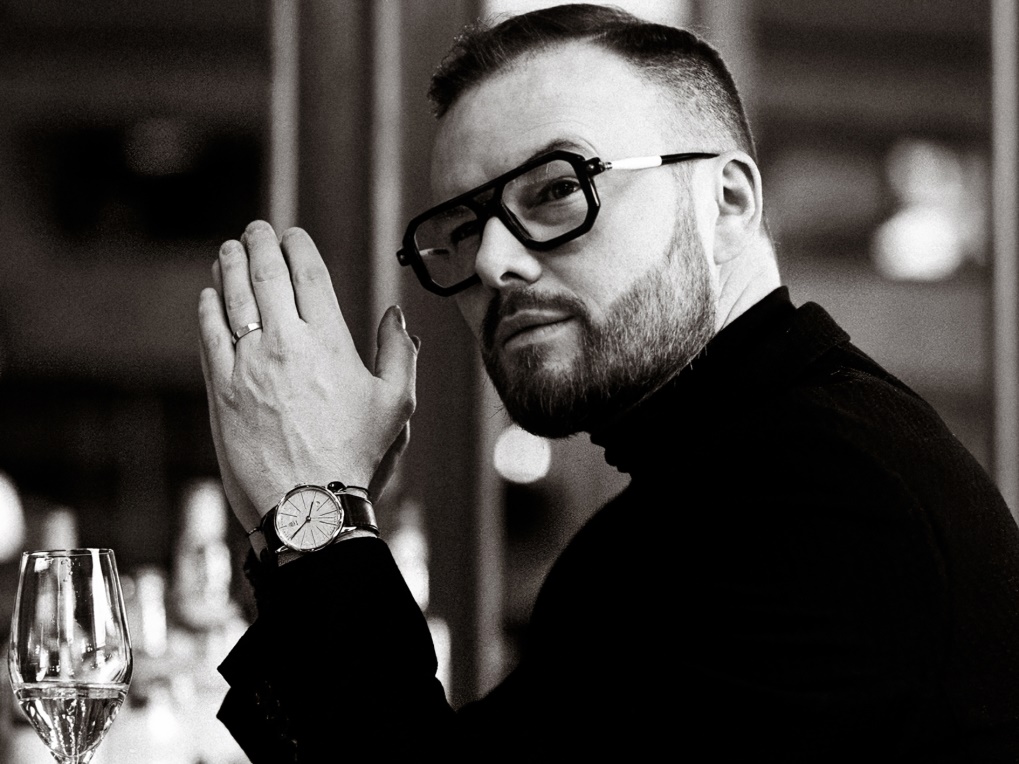 Jan Smigmator, přední český jazzový a swingový zpěvák. V roce 2023 debutoval jako první český jazzový zpěvák v prestižní Carnegie Hall v New Yorku.