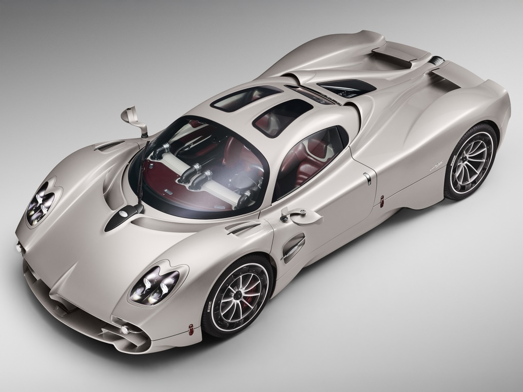 Pagani vsadil na obrovská kola o průměru 21 palců vpředu a 22 vzadu. Obutí v letní i zimní verzi vyvinulo na míru italské Pirelli. Karbonové turbíny po obvodu disků odvádějí horký vzduch od brzd.