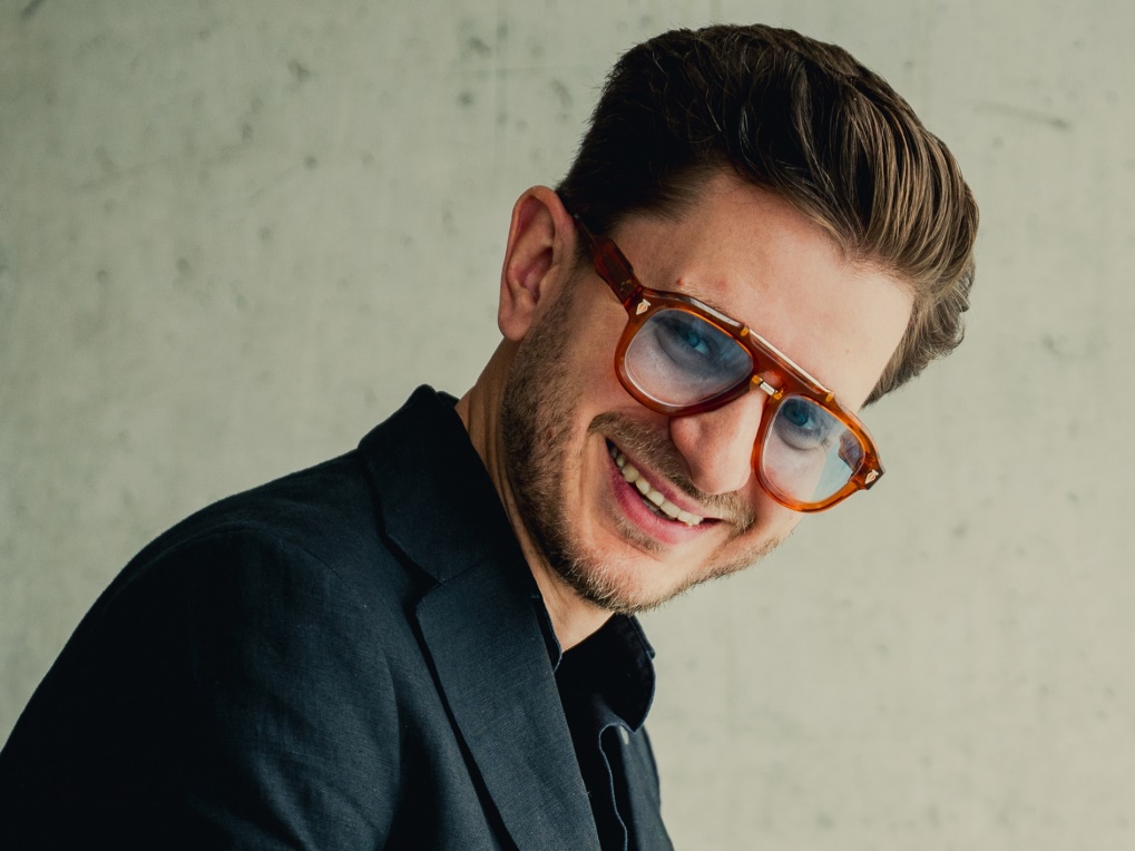 Michal Mrocek je všestrannou osobností slovenské hudební scény, která v sobě propojuje roli virtuózního klavíristy, skladatele, pedagoga a vizionářského producenta. Svým inovativním přístupem k andragogice a hře na klavír boří zavedené akademické bariéry, přičemž jeho progresivní metodika výuky, postavená na individuálním přístupu a radosti z hudby, vyvolává obrovský zájem veřejnosti.