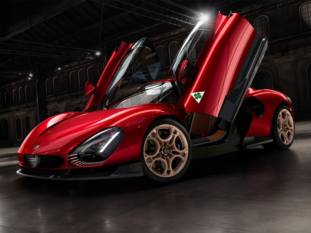 Ruční výrobou karoserie Alfy Romeo 33 Stradale byla pověřena slavná Carrozzeria Touring Superleggera.