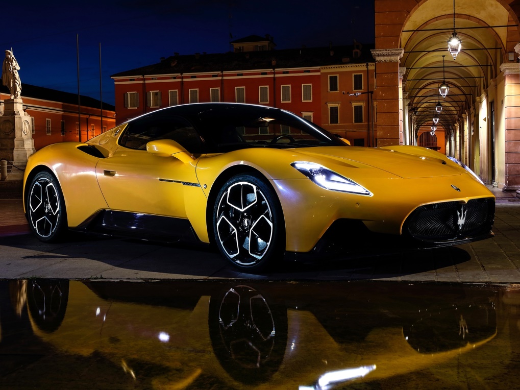 Proč se novinka jmenuje MC20? Značka se prostřednictvím závodní divize Maserati Corse vrací na okruhy a vůz byl poprvé odhalen v roce 2020.