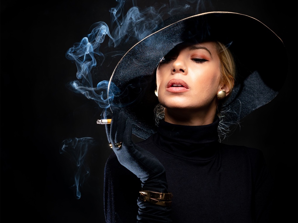 Různé encyklopedie femme fatale definují takto: záhadná, krásná, svůdná, svým šarmem lapající a vtahující své milovníky do sítí intrik a pastí bezmocnosti, často smrtelných.
