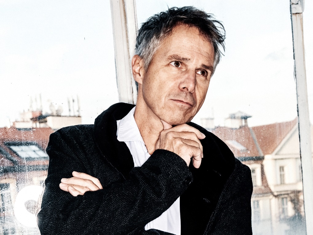 Janek Ledecký, který začal svou hudební kariéru jako člen kapely Žentour, se později vydal na sólovou dráhu a získal si popularitu nejen zpěvem, ale i psaním písní a muzikálů.