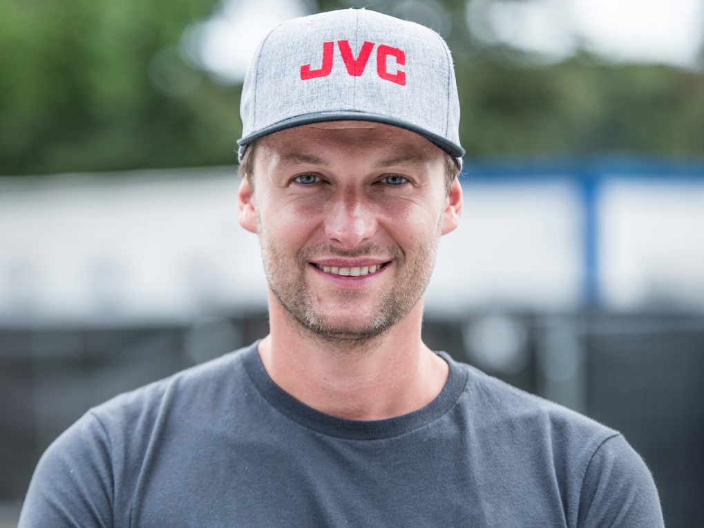 „Vyrůstal jsem v Pyšelech a ve vedlejší vesnici v té době bydlel Petr Kuchař. Když mi byly tři roky a začal jsem na louce za barákem jezdit na malé motorce, byl Petr Kuchař náš nejlepší motokrosový závodník.“