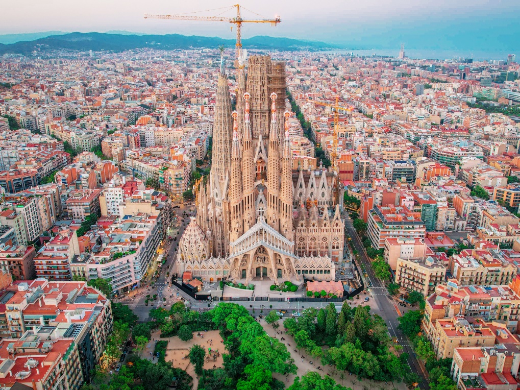 Bazilika Sagrada Família je známá unikátním spojením gotického a modernistického stylu a je stále ve výstavbě. Stala se jedním z nejikoničtějších symbolů Barcelony.