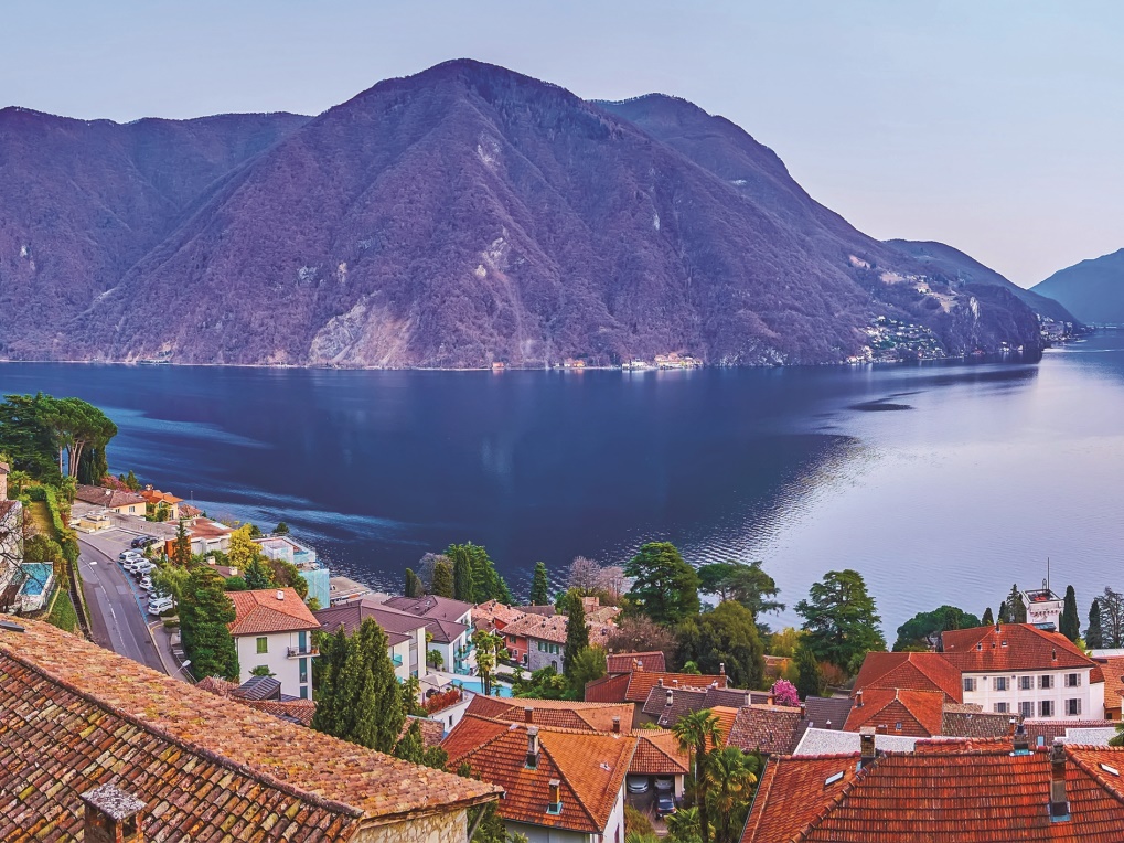 Obzor u Luganského jezera je lemován pohořím se třemi vrcholy: Monte Brè, Monte San Salvatore a Sighignola.