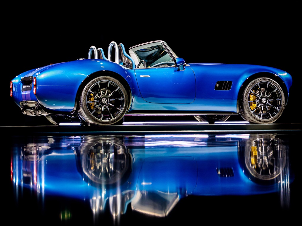 Cobra GT Roadster je moderní vůz z hliníku a uhlíkových vláken splňující veškerou dnešní přísnou legislativu. Přesto se podařilo zachovat charizma originálu z 60. let a obejít se bez elektrifikace – v útrobách hřmí pětilitrový osmiválec Ford.