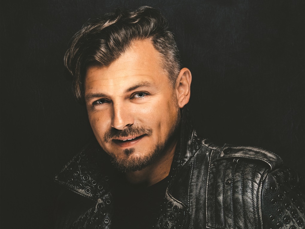 Jiří Urban mladší, zakladatel a kytarista kapely Dymytry, v níž vystupuje v masce a pod jménem „Dymo“, bývalý baletní tanečník v Národním divadle.