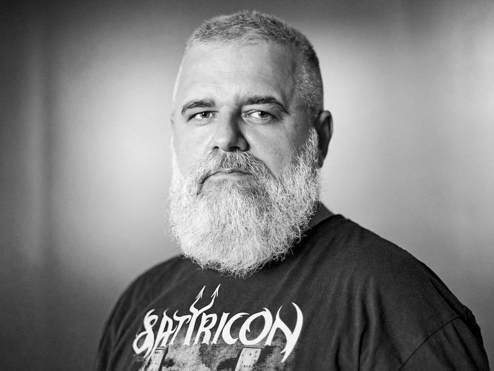 Český videoherní designér, scenárista a režisér, spoluzakladatel a kreativní ředitel Warhorse Studios.