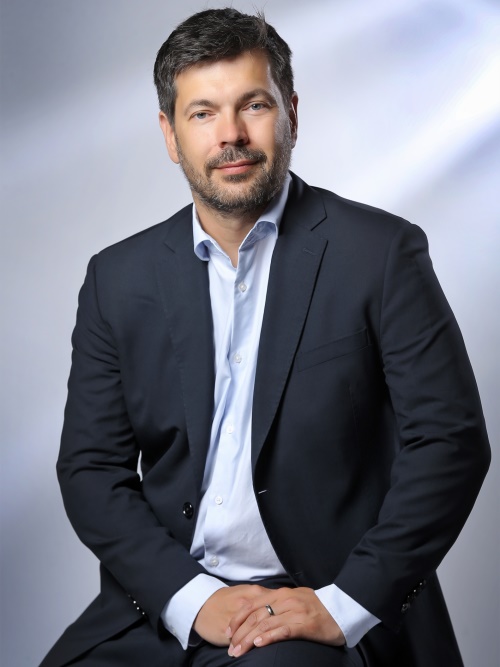 „Rozvoj globálního obchodu vedl v posledních dvaceti letech k nebývalému růstu bohatství a k podobně nebývalému poklesu chudoby. Vytvořil ovšem také křehký systém, který lze zasáhnout, paralyzovat a zneužít jeho slabostí. “