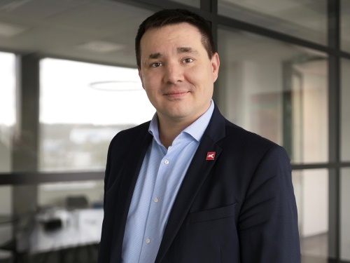 „Ale jsem rád, že tady v Čechách i na Slovensku jsem poznal hodně velmi chytrých investičních hlav. Myslím si, že nás to trochu definuje, že když chceme, dokážeme si poradit skoro se vším. Mám na to takovou teorii, že je to i díky minulému režimu. Měli jsme nedostatek materiálů, součástek na opravy, a tak si naši otcové mnohem víc museli poradit sami. A vždy našli řešení. V tom se lišíme od jiných národů.“