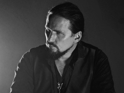 „Ve společnosti obecně schází klasický prototyp chlapa, který má zásady ve smyslu, že platí podaná ruka, musí se postarat o rodinu, je na něj spoleh, nebije slabší...“