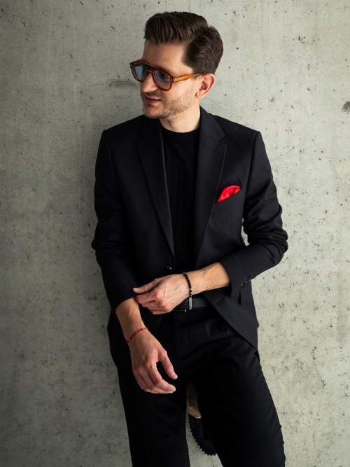 Jako tvůrce velkolepého projektu Piano Gala Show, jenž monumentálně propojuje hudbu, módu a světelné umění, Michal Mrocek úspěšně vyprodává ty nejprestižnější sály, jako je Slovenská filharmonie nebo Bratislavský hrad.