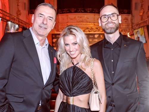 Playmate Kristýna Táborská mezi Milanem Kapcem (vlevo) a Jánem Bulkou z magazínu Playboy.