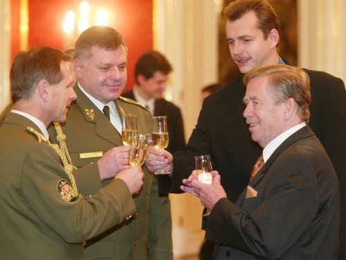 Prezident Václav Havel jmenoval 27. listopadu v Praze náčelníkem Generálního štábu Armády ČR Pavla Štefku (uprostřed). Vlevo Jiří Šedivý, Štefkův předchůdce, vpravo ministr obrany Jaroslav Tvrdík. 