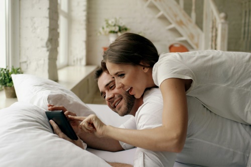 Studie odhalily, že ne všechny formy humoru jsou si při svádění rovny.