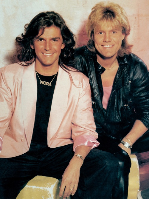 Thomas Anders (vlevo), německý zpěvák, skladatel a producent. Největší popularity dosáhl jako zpěvák skupiny Modern Talking.