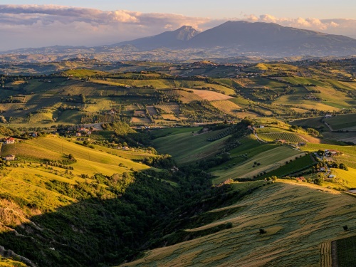 Marche dlouho trpělo slávou svého západního souseda. Jedním z hlavních turistických magnetů Toskánska je krajina. Ta má ovšem v Marche podobný ráz.