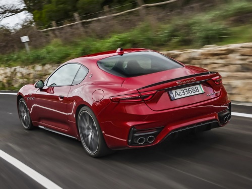 GranTurismo používá kola o průměru 20“ vpředu a 21“ vzadu. V nabídce najdeme čtyři typy designu a k tomu sedm barev brzdových třmenů.