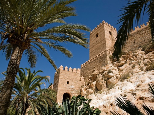 Město Almería vzniklo roku 955, kdy osadu dal opevnit córdobský chalífa Abd ar-Rahmán III. Dobyli jej teprve katoličtí králové v roce 1489.