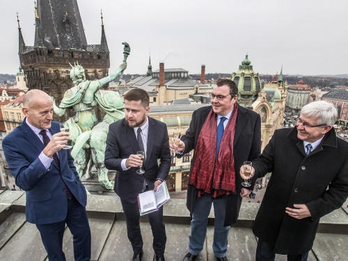 V roce 2019 se na střeše ČNB při příležitosti uložení časové schránky do sousoší Lva a světlonoše potkali dnes čtyři poslední guvernéři ČNB. Bývalý Zdeněk Tůma a tenkrát ještě člen Aleš Michl. Po levici Miroslava Singera stojí Jiří Rusnok.