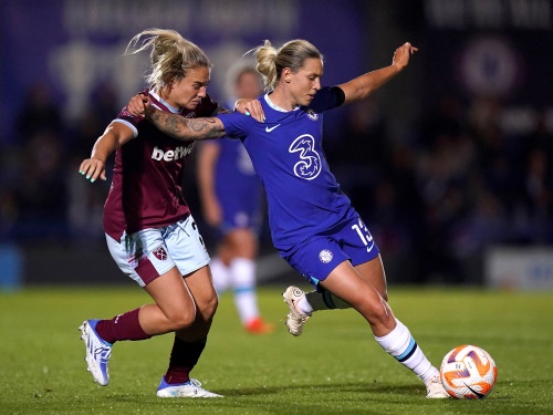 Kateřina Svitková (vpravo) se stala první českou profesionální hráčkou v anglické Women’s Super League, kde nastupovala za West Ham United FC a Chelsea FC.