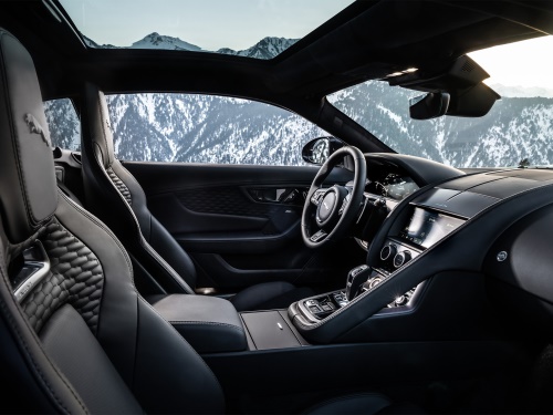 Uvnitř je F-type čistokrevné sportovní auto, tedy jen se dvěma sedadly a kokpitem jednoznačně orientovaným na řidiče.