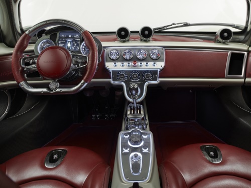 Pagani kašle na obří tablety a dotykové ovládání. Místo toho se soustředí na umělecké pojetí mechanických ovladačů a analogových přístrojů. Ve výbavě najdete jen to podstatné, nedůležité módní funkce utopia neřeší.