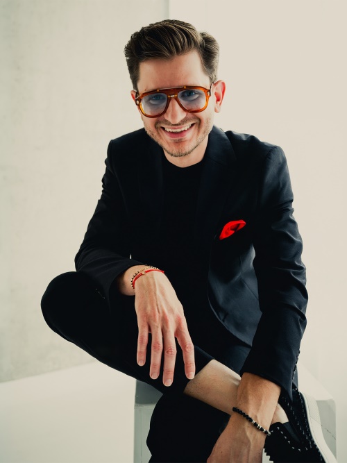 „Hudba je čarovná. Nabízí možnost zastavit se a užít si přítomný okamžik, skutečně ho naplno prožít. Melodie, kterou právě posloucháte, vám aspoň na chvíli dovolí prožívat vlastní pohádku. Pohádku, která vás může motivovat k tomu, abyste ji začali proměňovat na skutečnost.“