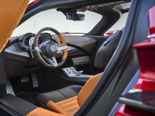Interiér je plný překrásných detailů, jaké umějí navrhnout snad jen Italové. Materiálům dominují kůže, alcantara, hliník a karbon.