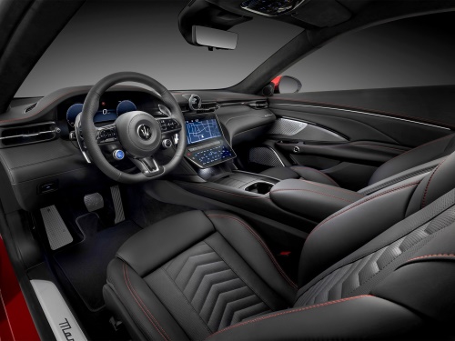 Zatímco zvenku se novinka moc nezměnila, uvnitř je nesrovnatelně luxusnější a modernější. Maserati se dušuje, že ovládání centrálních displejů je intuitivní a snadné i za jízdy.