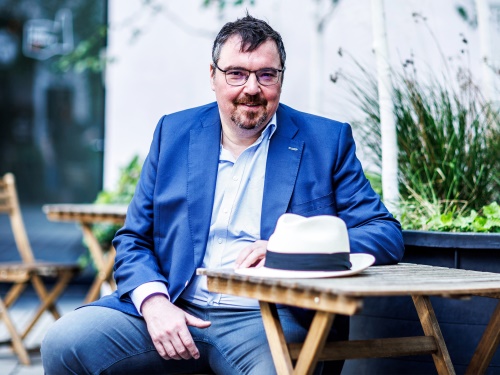 „V gymnazijním kolektivu jsem byl oblíbený jako dodavatel tátova vína, ani jsem se proto nemusel učit hrát na kytaru...“