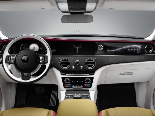 Přestože spectre píše elektrickou kapitolu značky a skrývá nejmodernější technologie, uvnitř zůstává tradičním rolls-roycem se vším všudy, včetně krásných manuálních ovladačů.