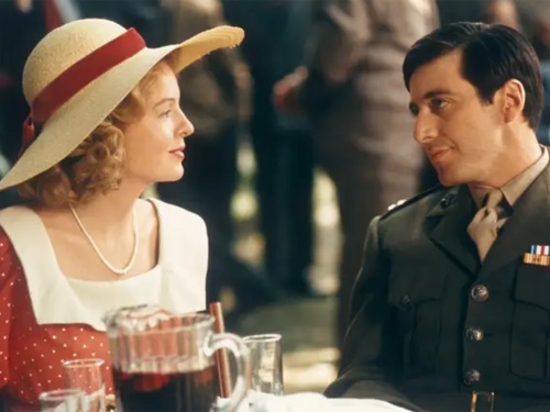 Michael Corleone s Kay Adams (ztvárněnou Diane Keaton), jeho přítelkyní a pozdější druhou manželkou.